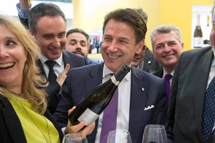 Il Premier Giuseppe Conte, al Vinitaly Brinda con Spumante Pugliese – Ciatò Brut Rosè –